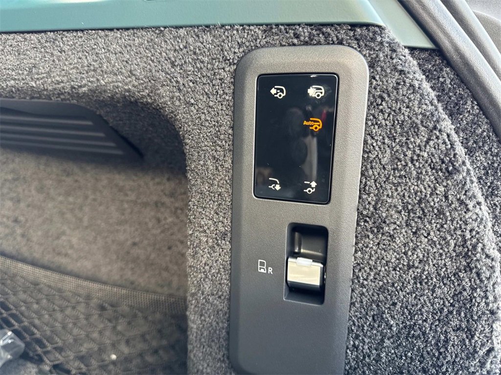 New 2025 Land Rover Range Rover SV image 38