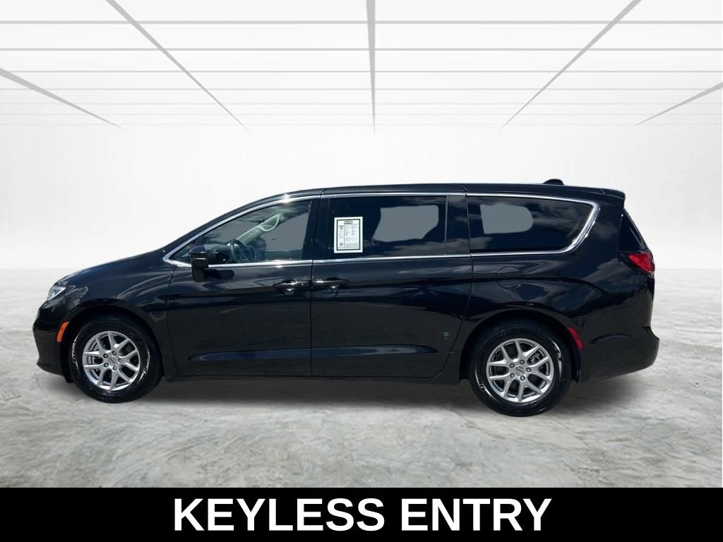 Certified 2023 Chrysler Pacifica Touring-L image 8
