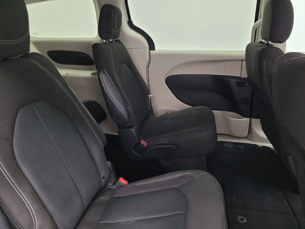 Used 2022 Chrysler Voyager LX FWD image 19