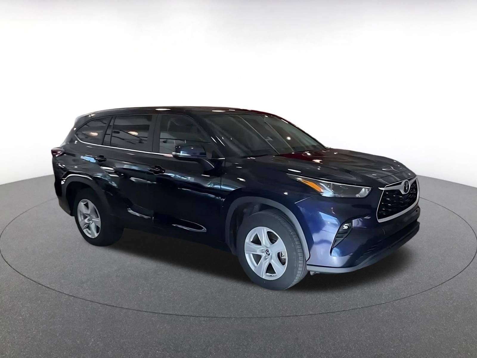 Used 2025 Toyota Highlander LE FWD image 2