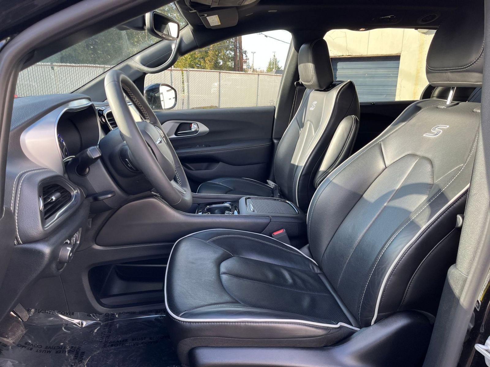 Used 2025 Chrysler Pacifica Limited image 41