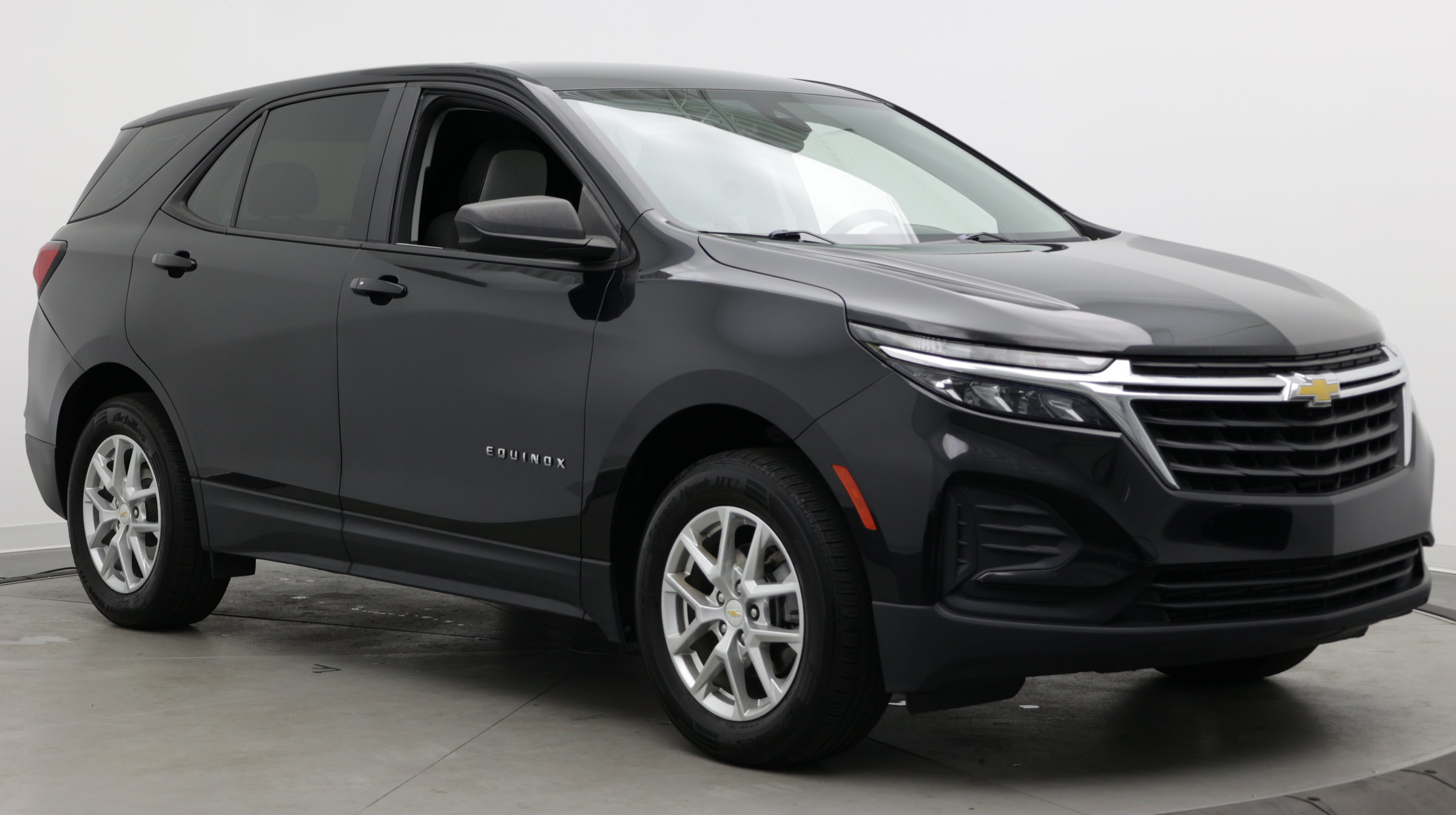 Used 2022 Chevrolet Equinox LS AWD/4WD image 3