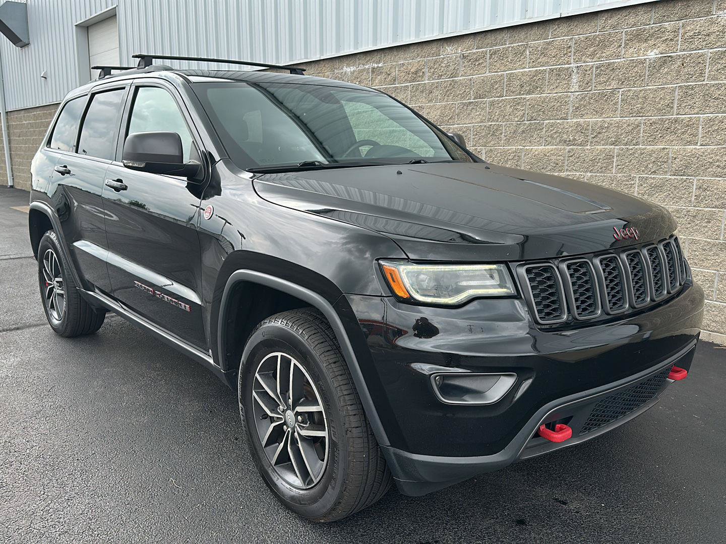 Used 2018 Jeep Grand Cherokee Trailhawk w/ Trailhawk Luxury Group AWD/4WD image 2