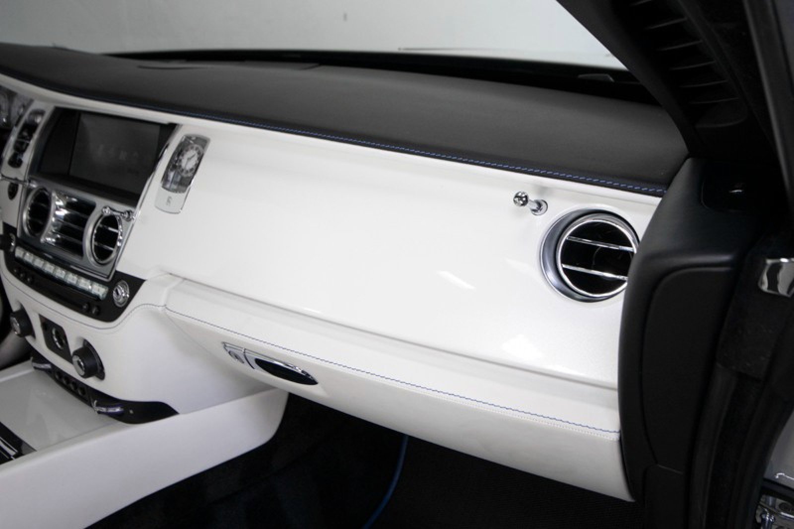 Used 2017 Rolls-Royce Dawn image 57