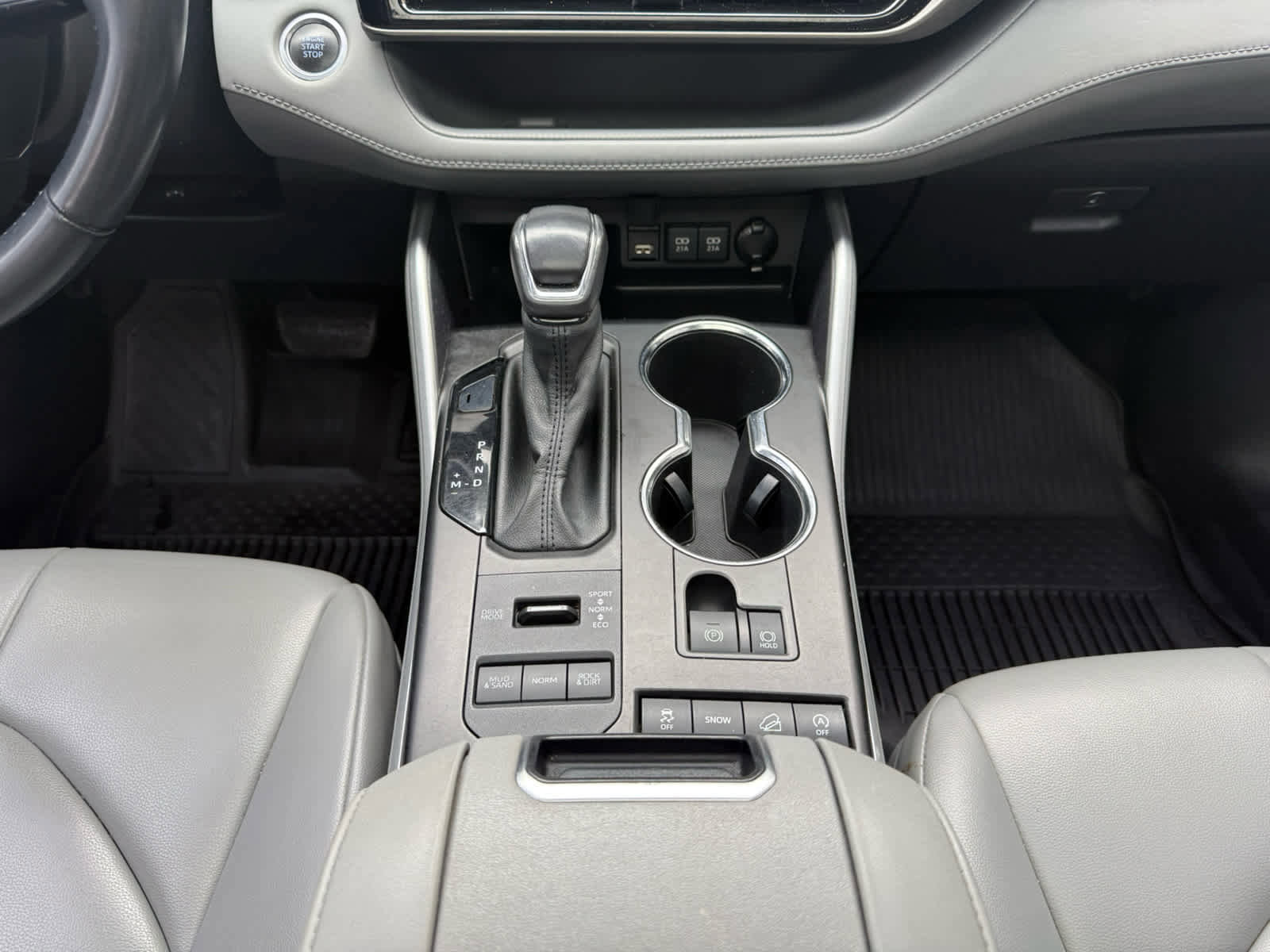 Used 2021 Toyota Highlander XLE image 12