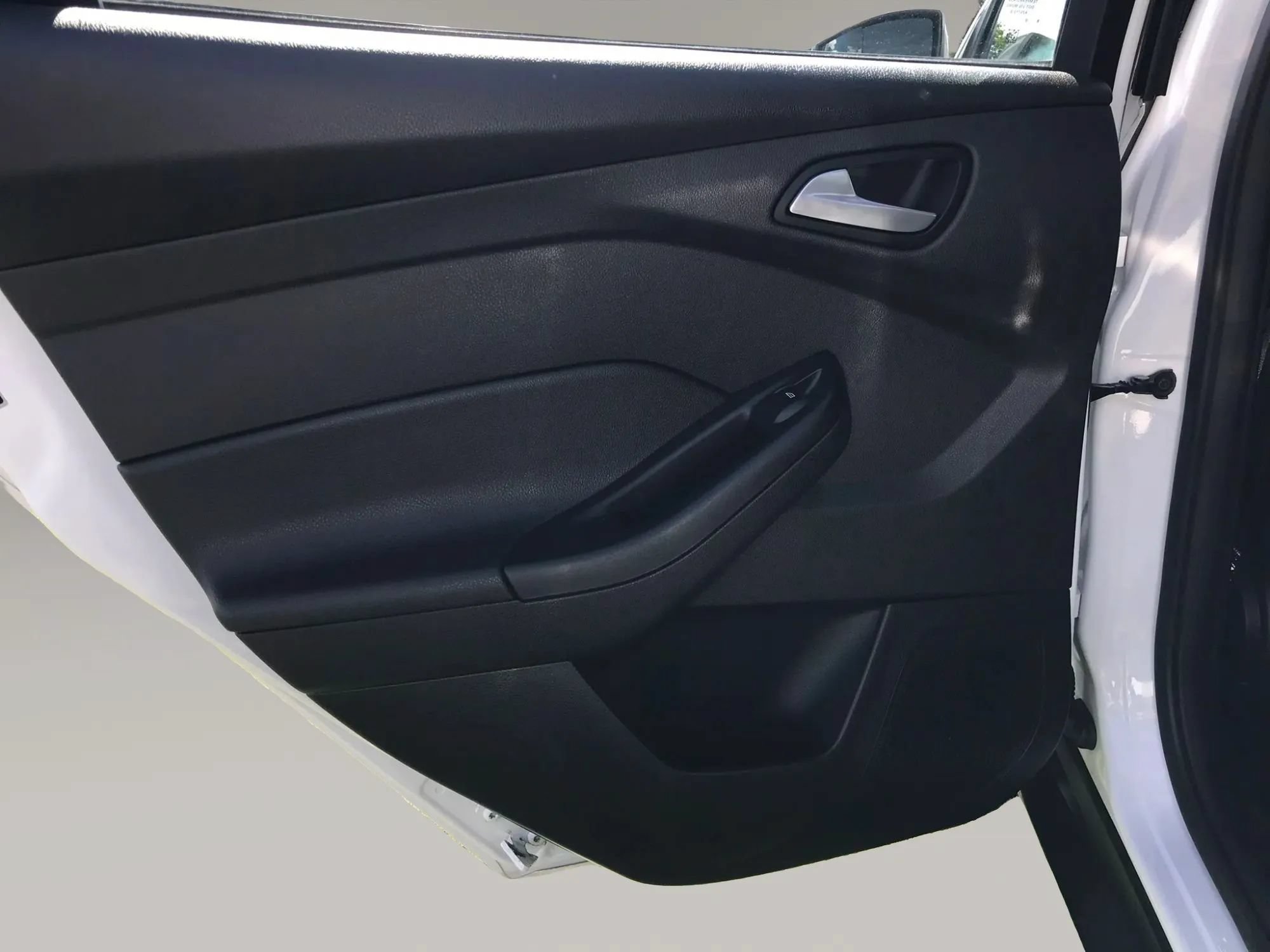 Used 2018 Ford Focus SE w/ SE Appearance Package FWD image 29