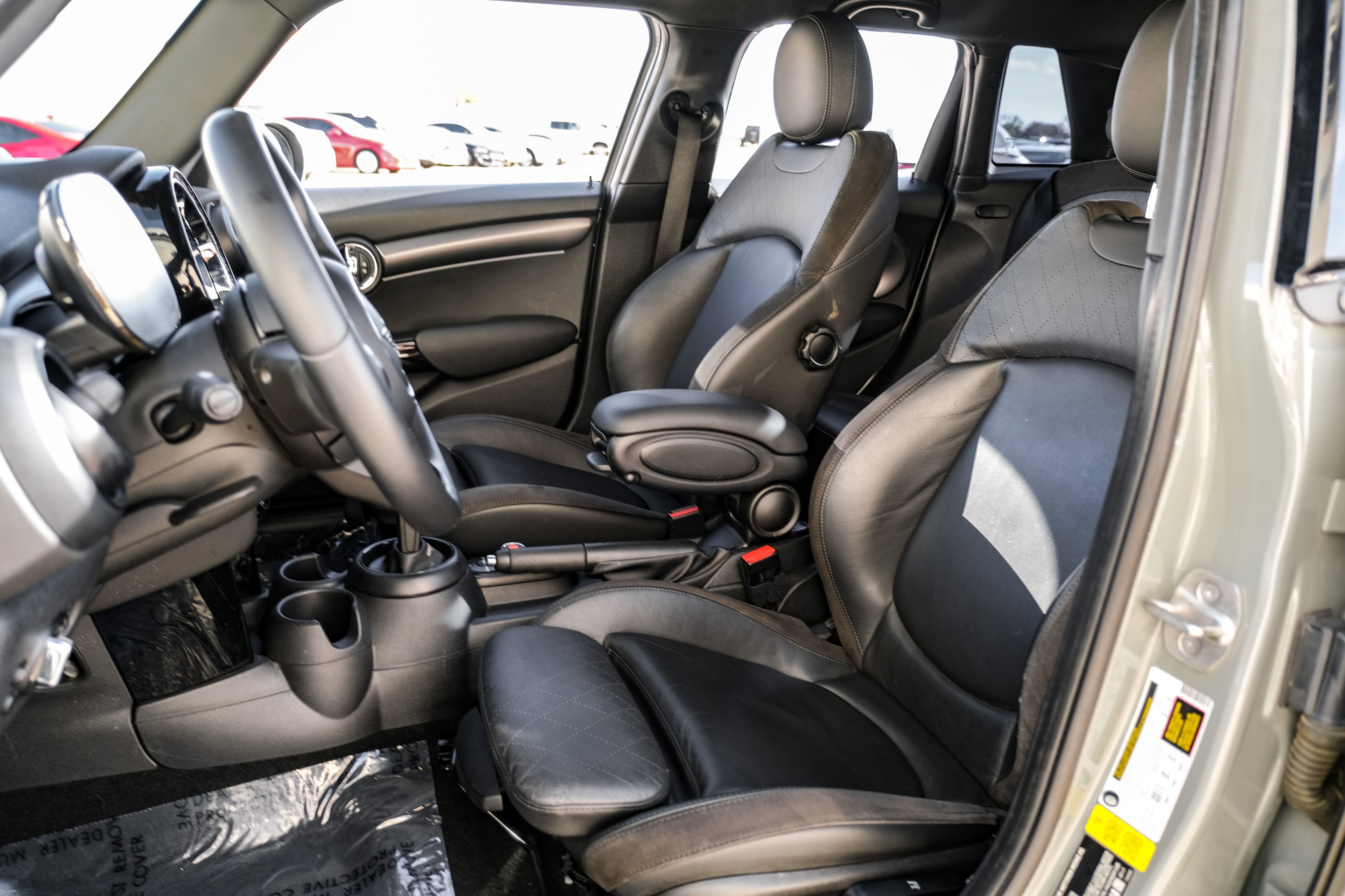 Used 2022 MINI Cooper 4-Door Hardtop w/ Signature Upholstery Package image 31