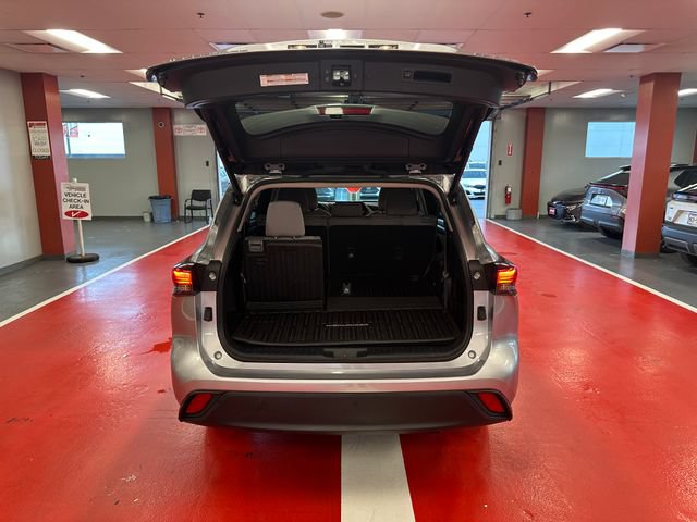 Used 2023 Toyota Highlander LE AWD/4WD image 25