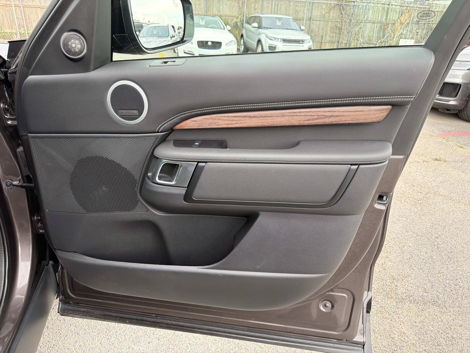 Used 2025 Land Rover Discovery Dynamic SE AWD/4WD image 14