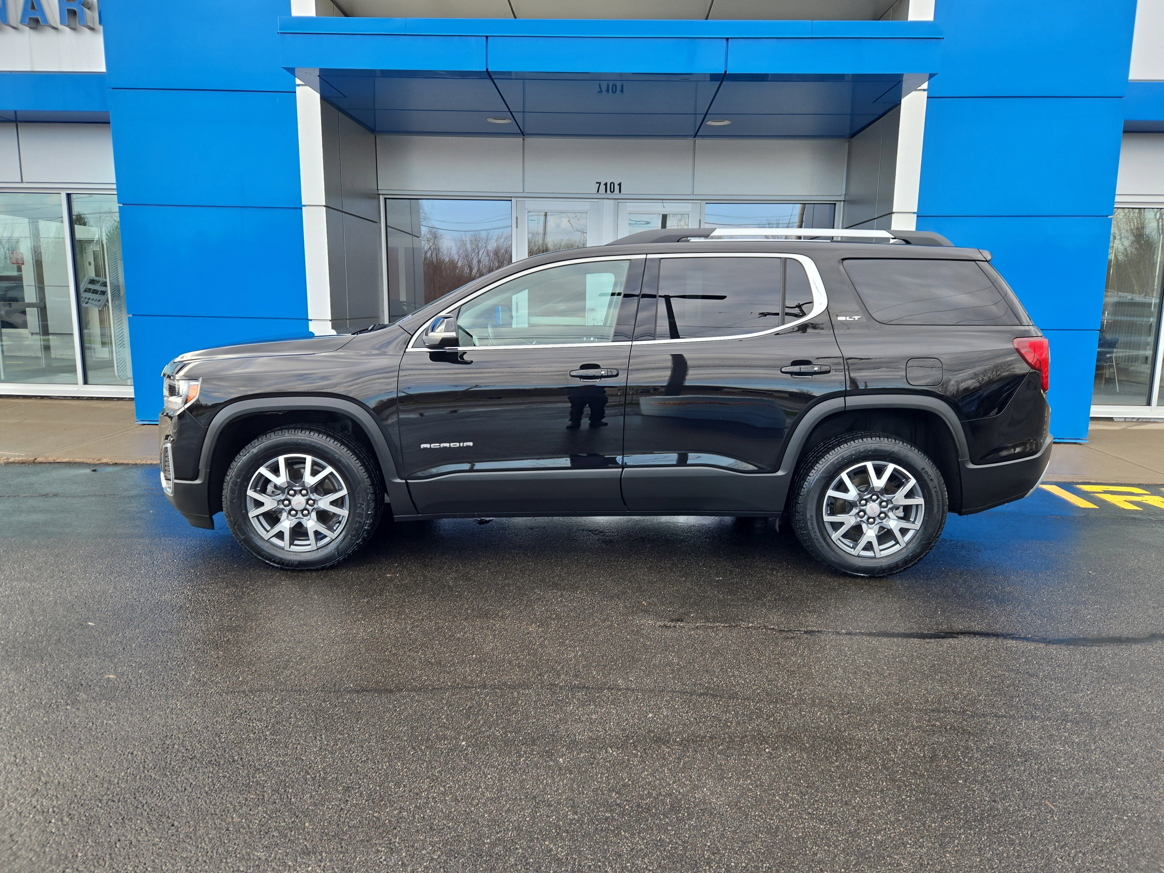 Used 2023 GMC Acadia SLT w/ Preferred Package image 6