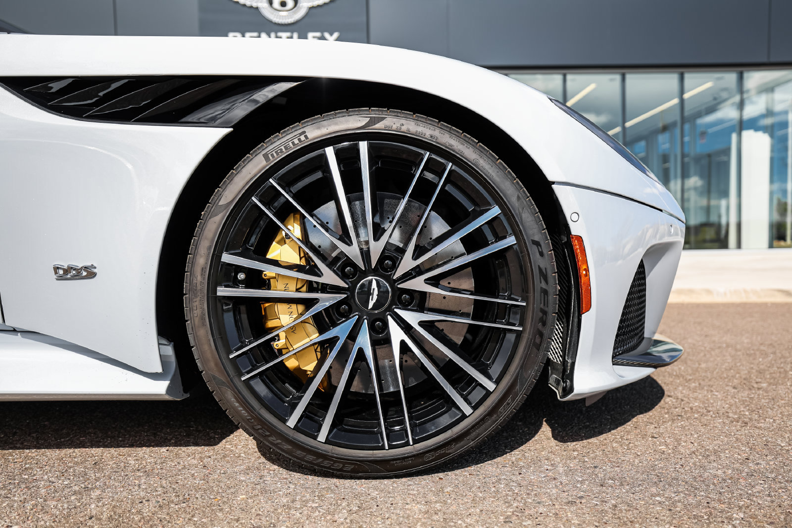 Used 2022 Aston Martin DBS Superleggera Volante RWD image 16