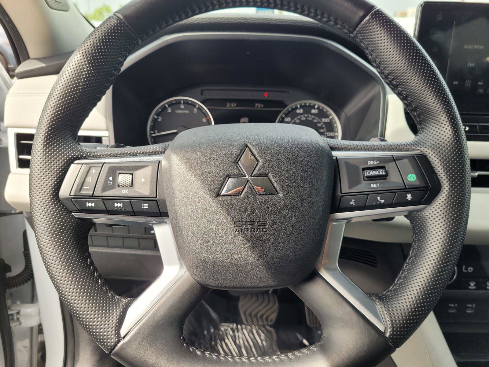 Used 2025 Mitsubishi Outlander SE AWD/4WD image 34