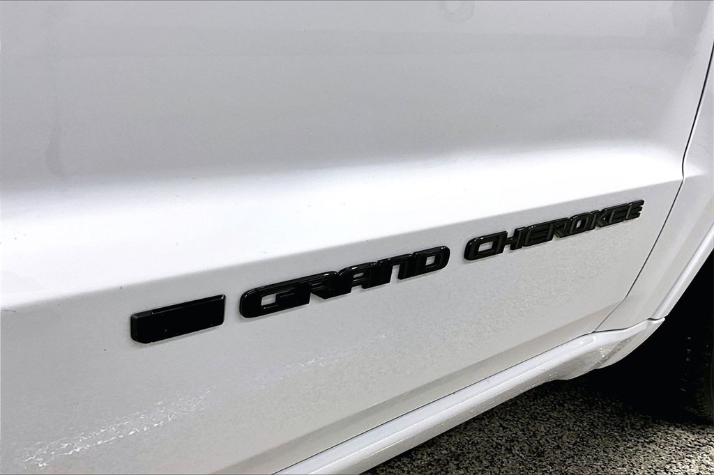 Used 2022 Jeep Grand Cherokee Laredo X image 25