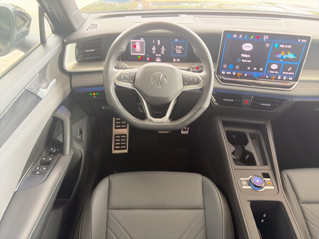 Certified 2025 Volkswagen Tiguan SE R-Line FWD image 37