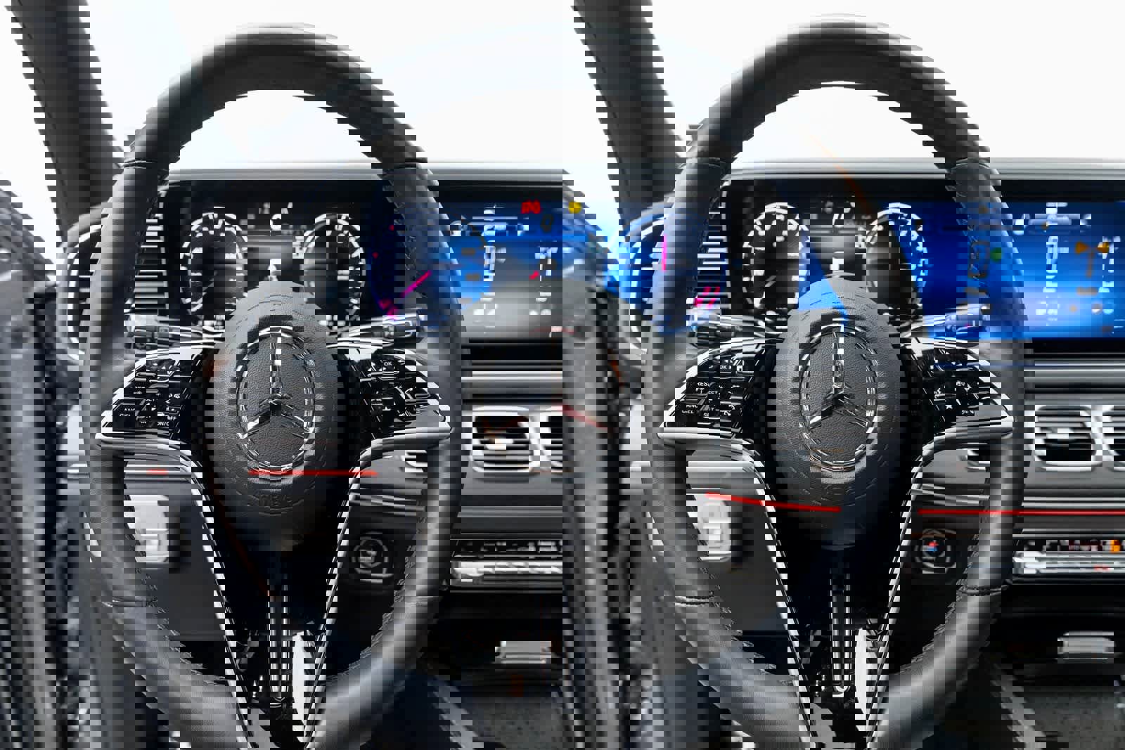 Used 2025 Mercedes-Benz GLE 450e 4MATIC w/ Driver Assistance Package image 15