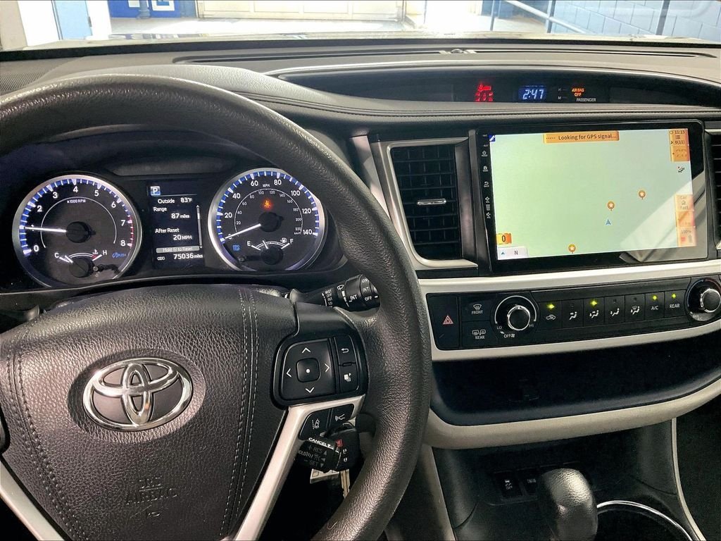 Used 2019 Toyota Highlander LE AWD/4WD image 19