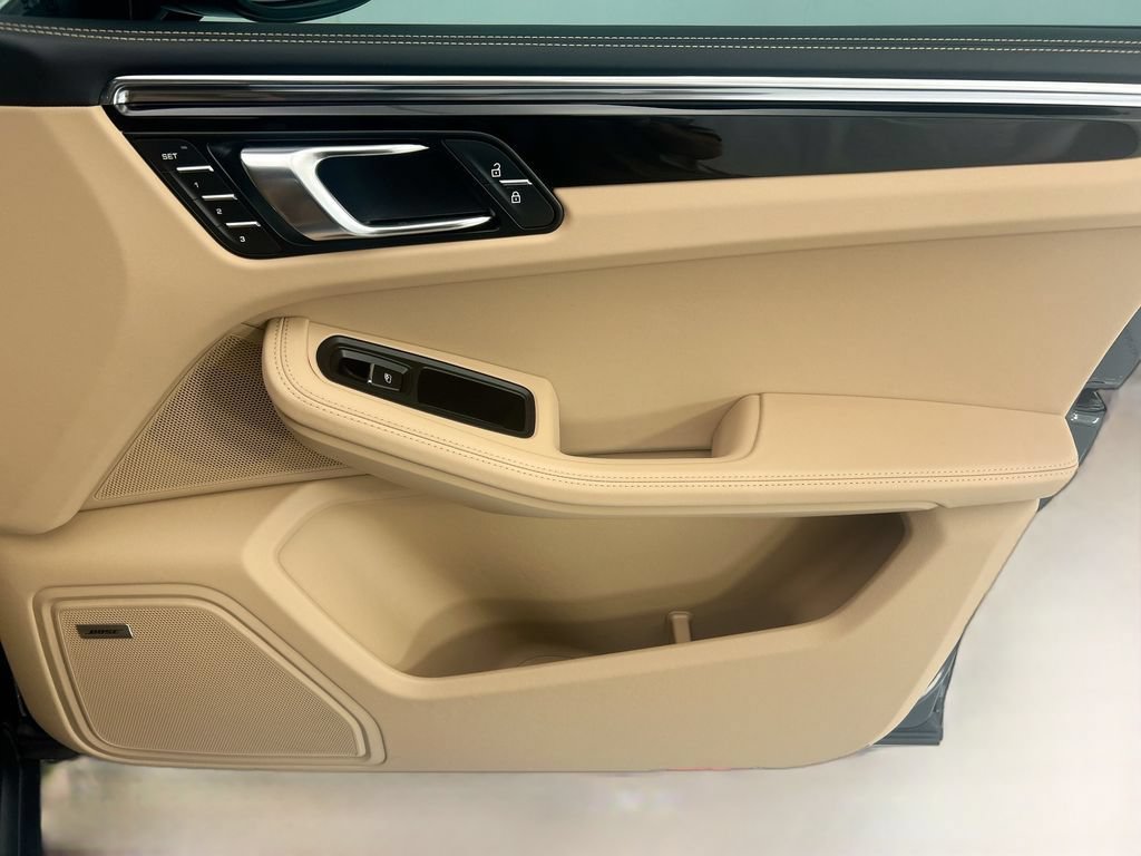 Used 2026 Porsche Macan AWD/4WD image 25