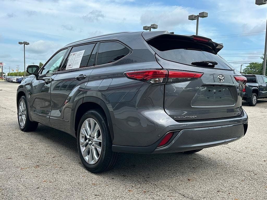 Certified 2023 Toyota Highlander Limited FWD image 3