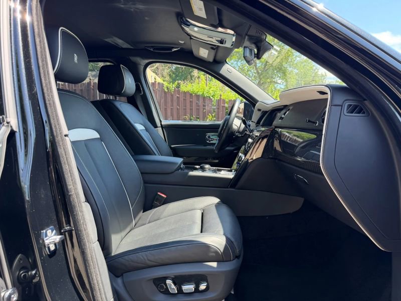Used 2022 Rolls-Royce Cullinan Black Badge w/ Dark Exterior Package AWD/4WD image 35