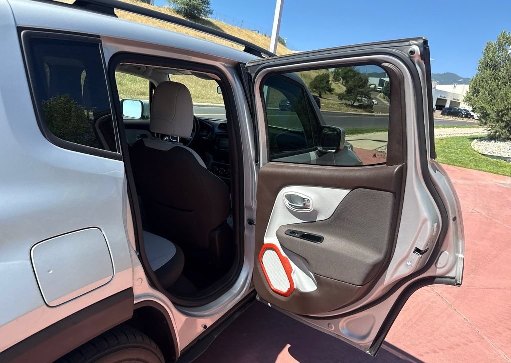 Used 2015 Jeep Renegade Latitude w/ Cold Weather Group FWD image 19