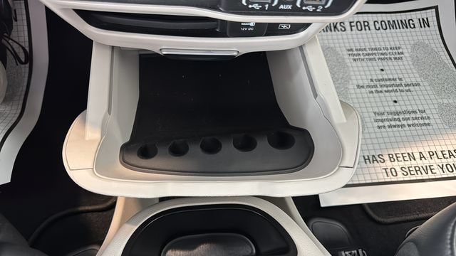 Used 2022 Chrysler Pacifica Touring-L FWD image 17