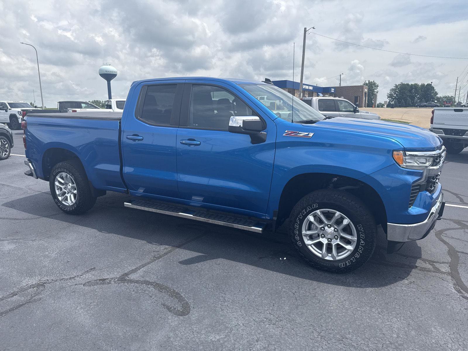 Used 2023 Chevrolet Silverado 1500 LT w/ Z71 Off-Road Package AWD/4WD image 5