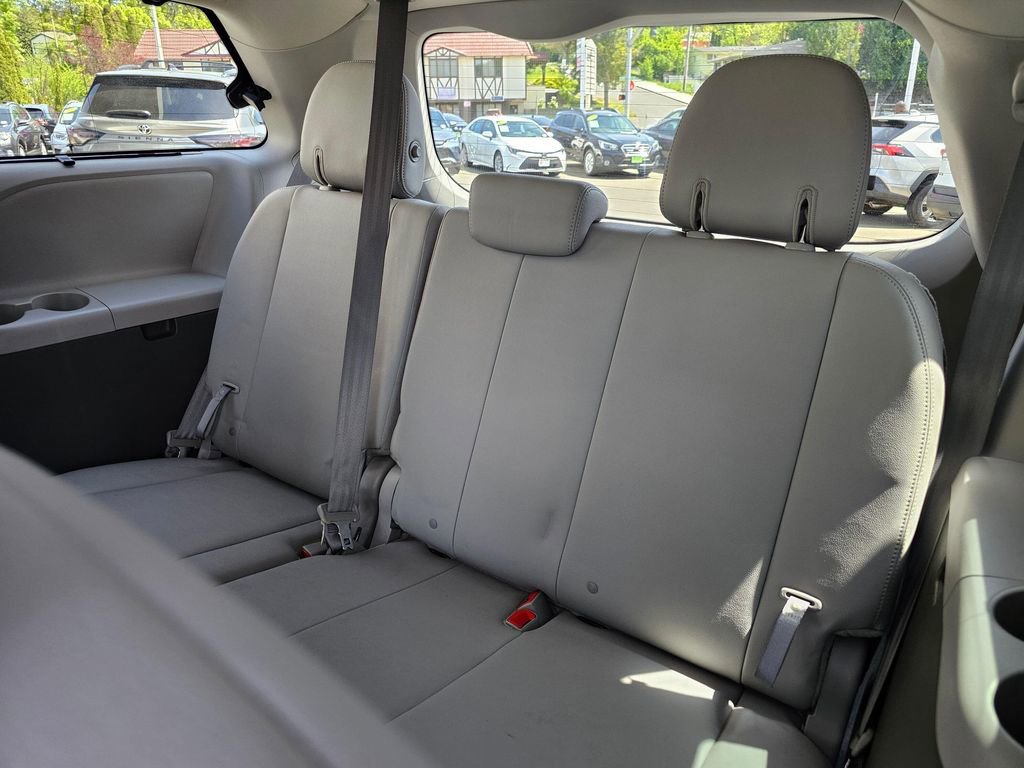 Used 2018 Toyota Sienna XLE w/ XLE Navigation Package AWD/4WD image 17