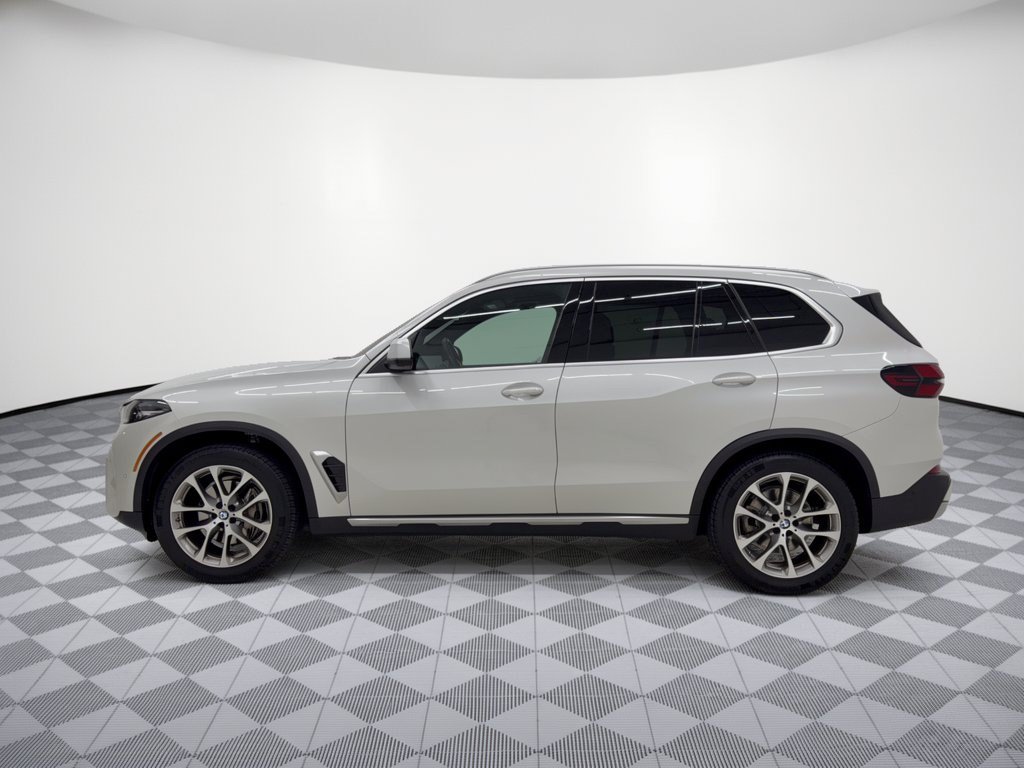 Used 2024 BMW X5 xDrive40i w/ Parking Assistance Package AWD/4WD image 2