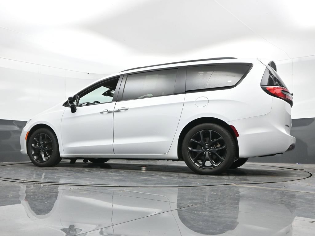 Used 2025 Chrysler Pacifica Limited image 53