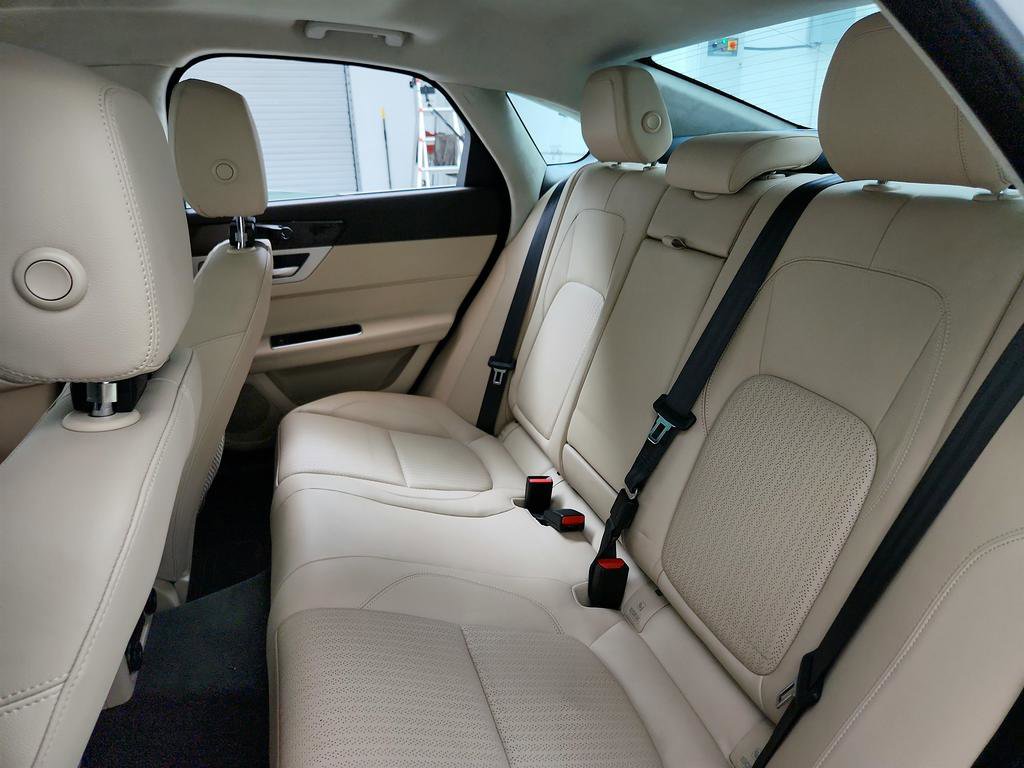 Used 2020 Jaguar XF Prestige image 23