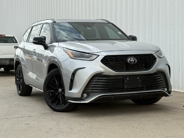 Used 2024 Toyota Highlander XSE FWD image 2