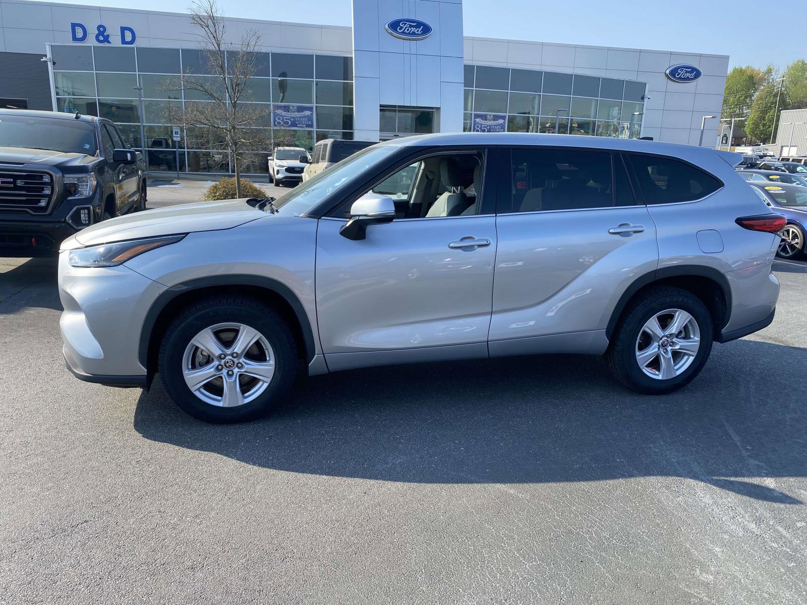 Used 2022 Toyota Highlander L FWD image 4