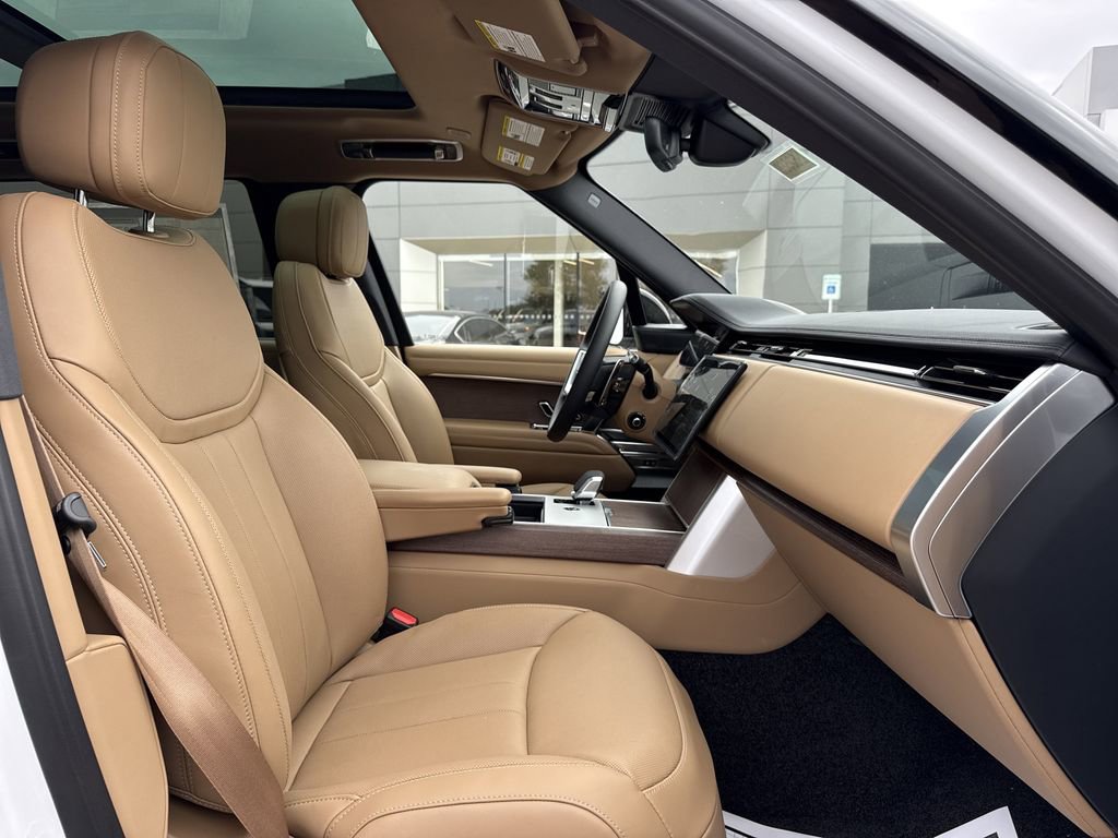 New 2025 Land Rover Range Rover Long Wheelbase SE image 17