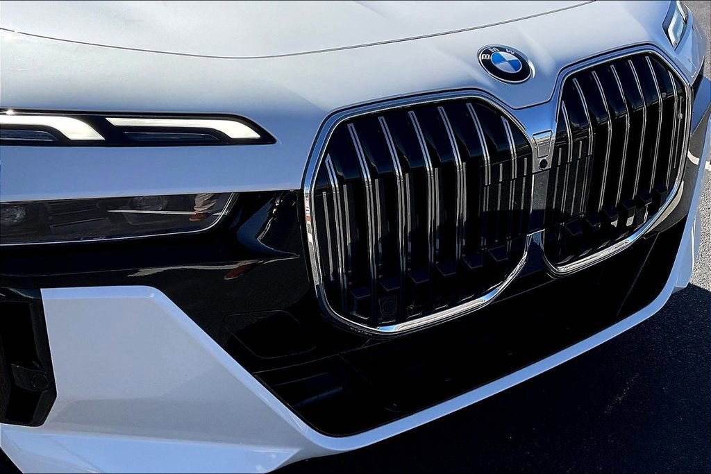 Used 2025 BMW 760i xDrive w/ Premium Package image 32