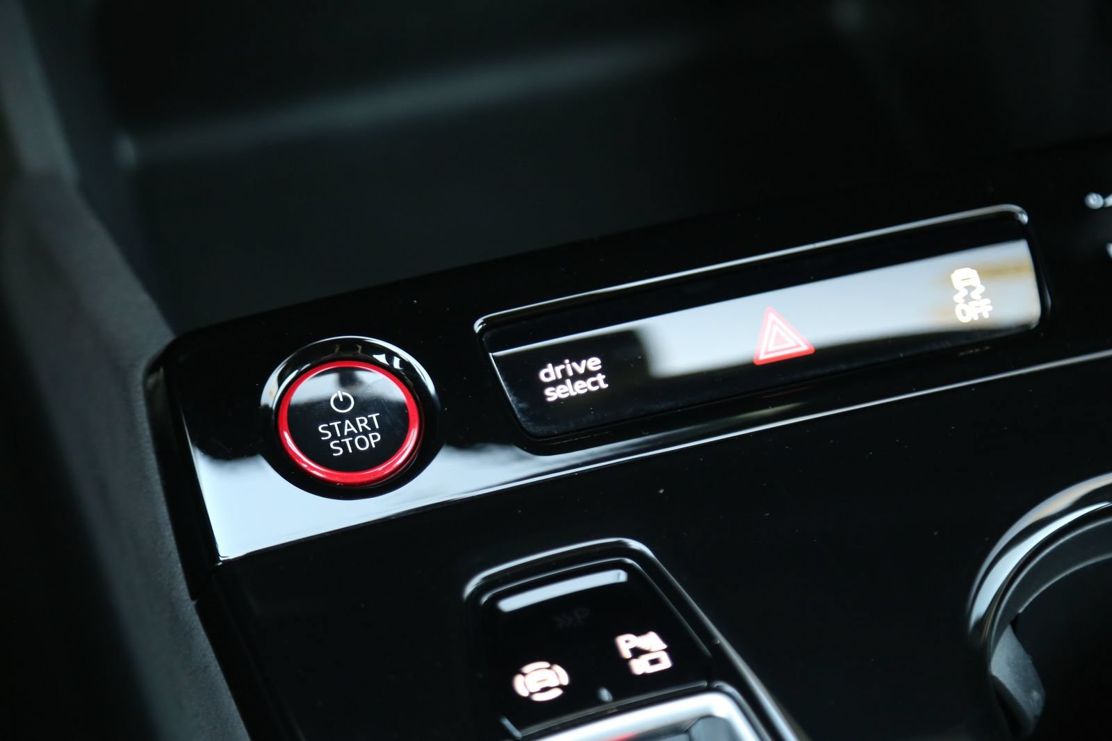 Certified 2025 Audi SQ6 e-tron Prestige AWD/4WD image 28