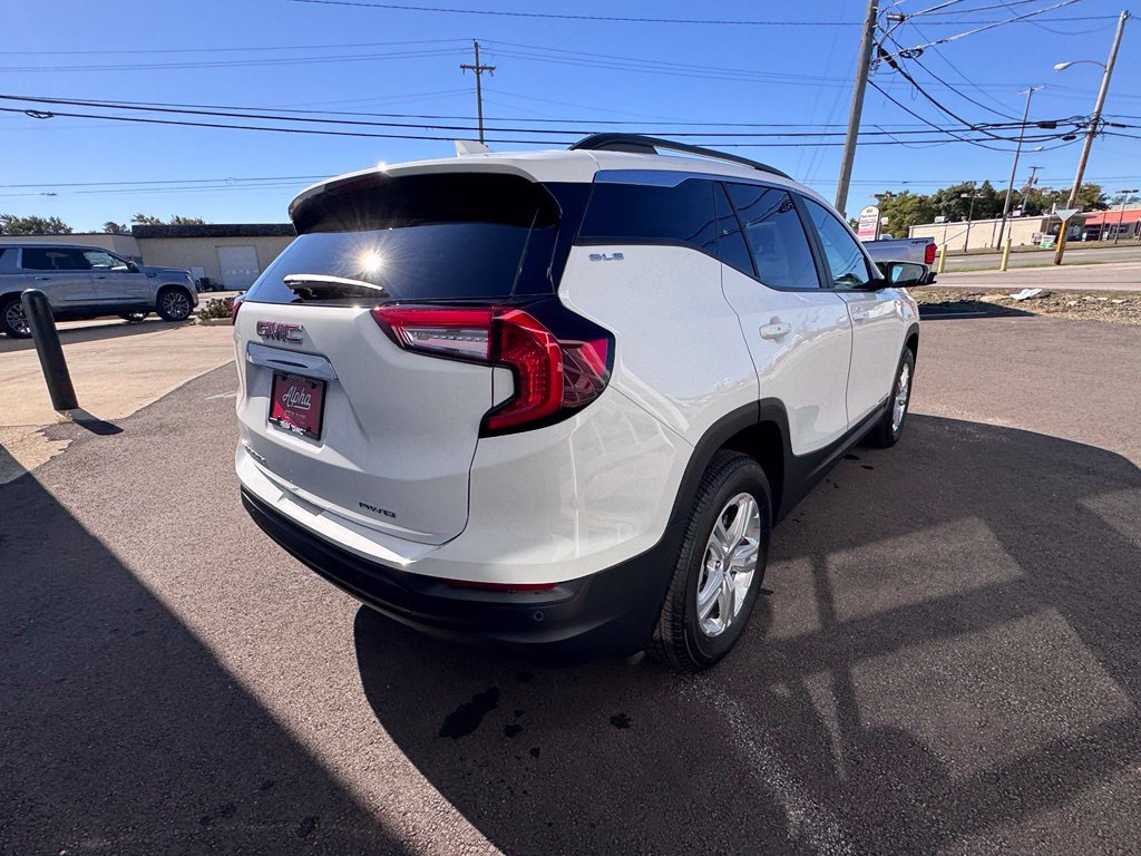 Used 2024 GMC Terrain SLE AWD/4WD image 3