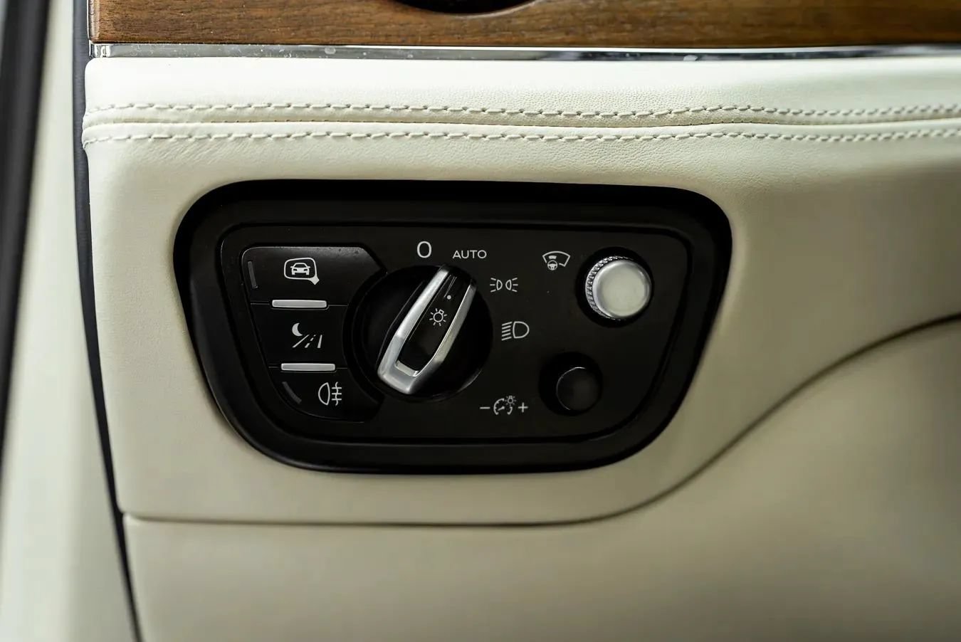 Used 2023 Bentley Bentayga AWD/4WD image 16