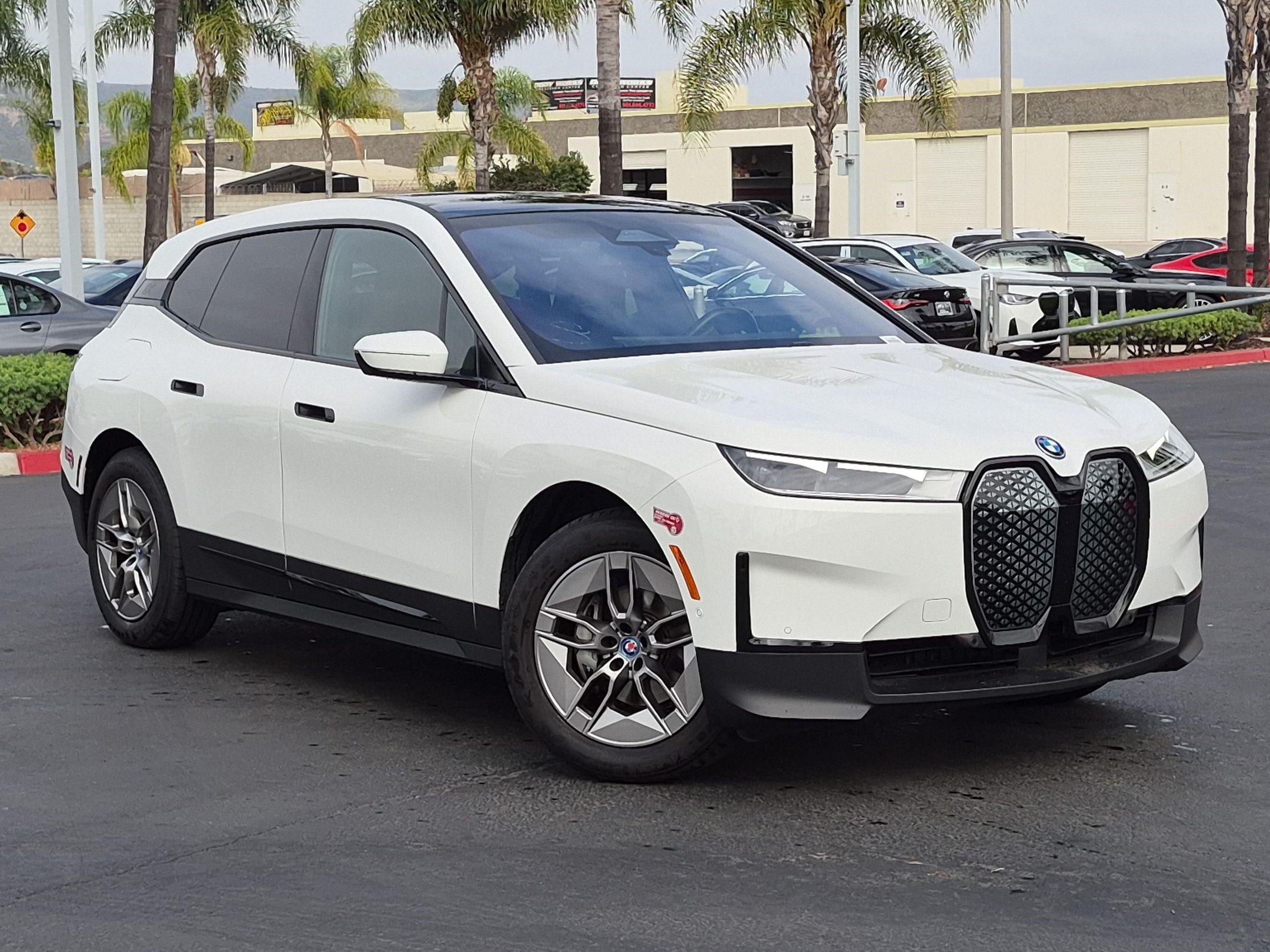 Used 2023 BMW iX xDrive50 AWD/4WD image 2