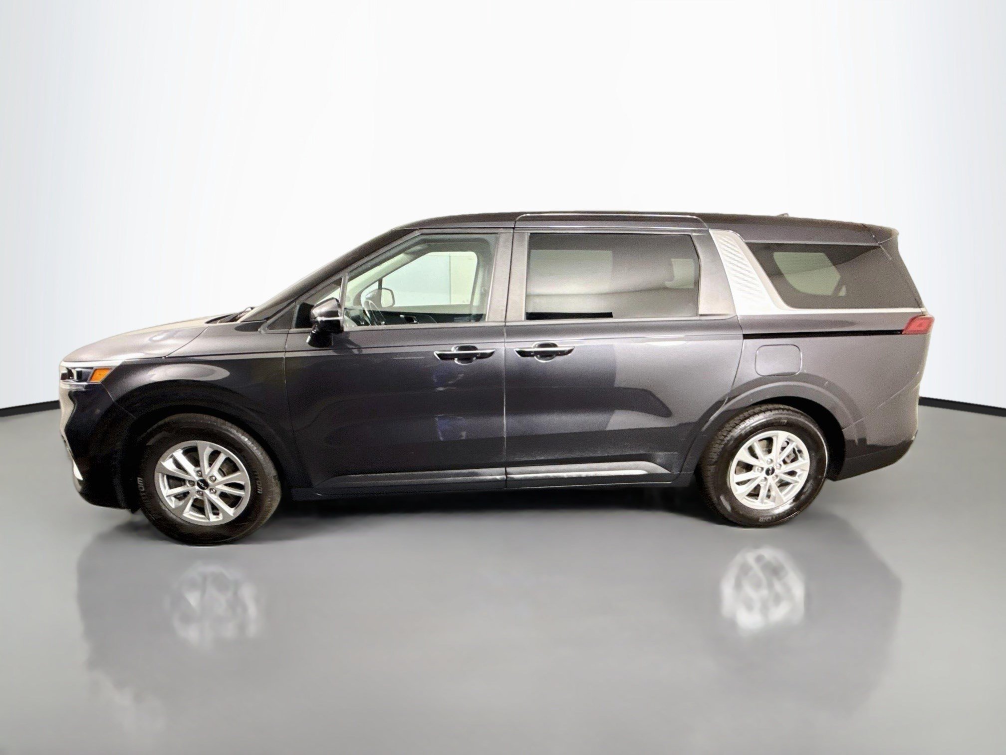 Used 2023 Kia Carnival LX FWD image 6