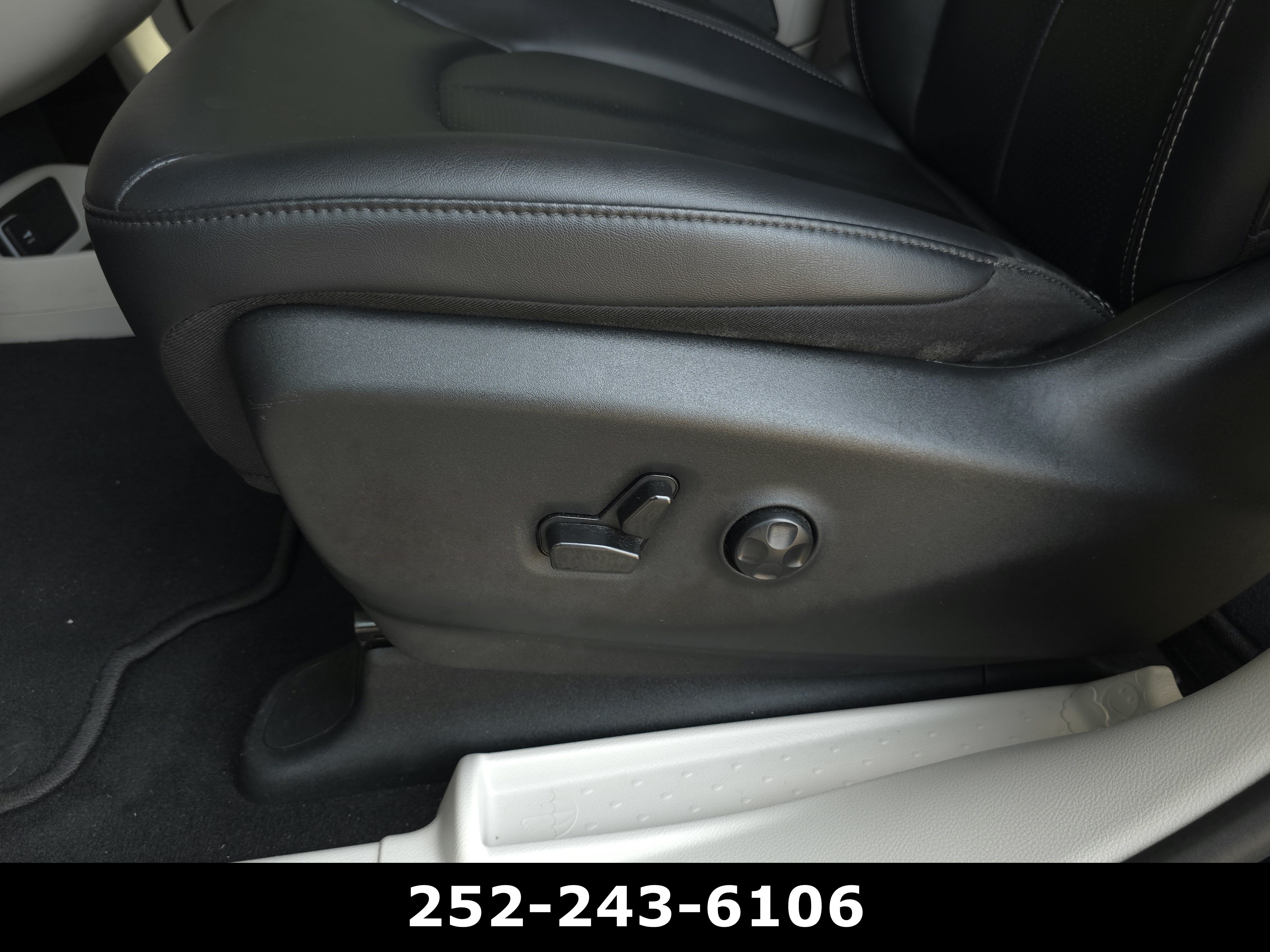 Used 2024 Chrysler Pacifica Touring-L FWD image 11