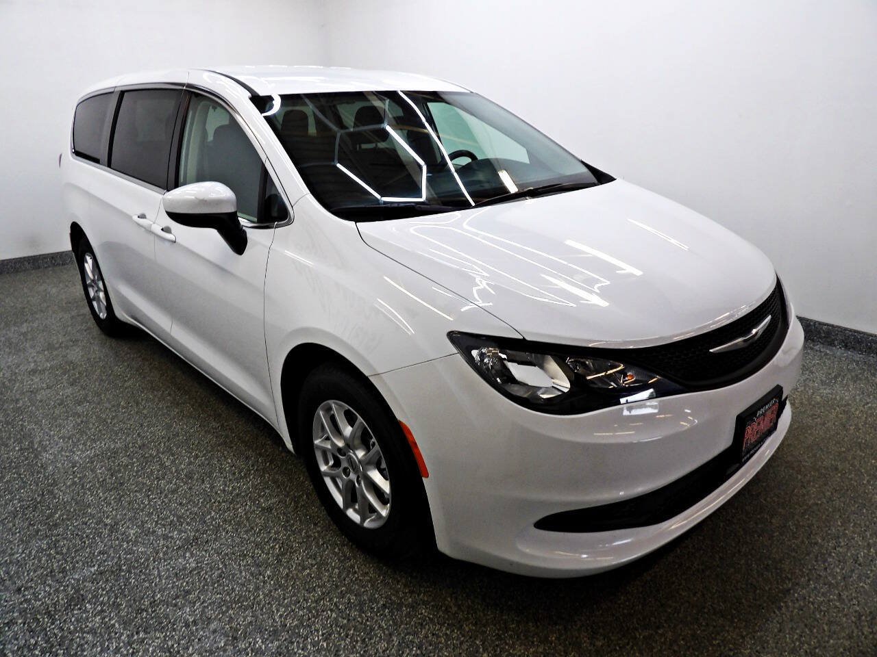 Used 2021 Chrysler Voyager LX FWD image 3