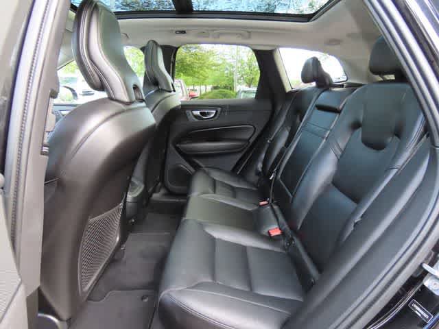 Used 2019 Volvo XC60 T5 Momentum w/ Multimedia Package AWD/4WD image 12