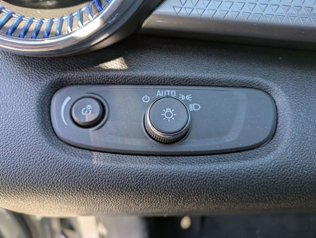 Used 2025 Chevrolet Trax LT w/ LT Convenience Package FWD image 28