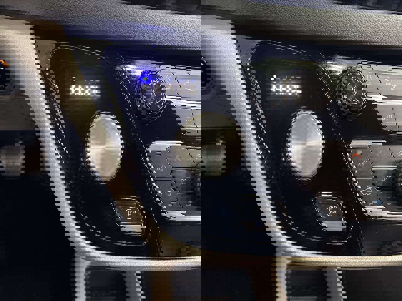 Used 2024 Chrysler Pacifica Touring-L image 27