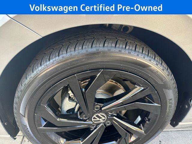 Used 2025 Volkswagen Jetta SE w/ Sunroof Package image 32