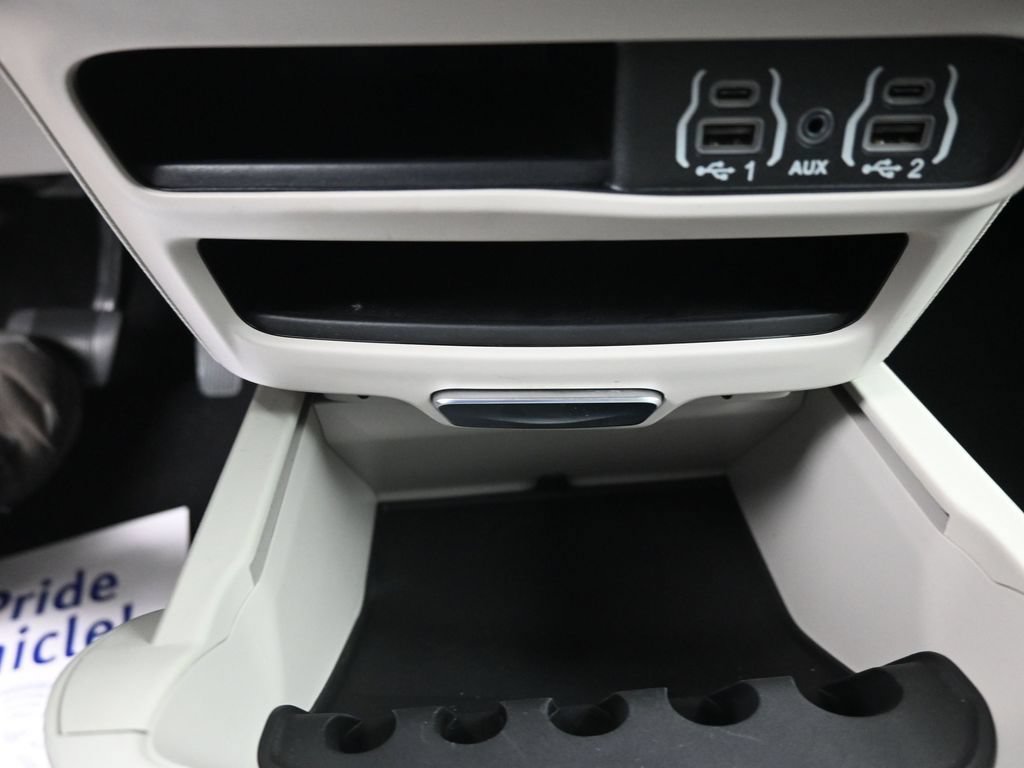 Used 2023 Chrysler Pacifica Touring-L FWD image 13