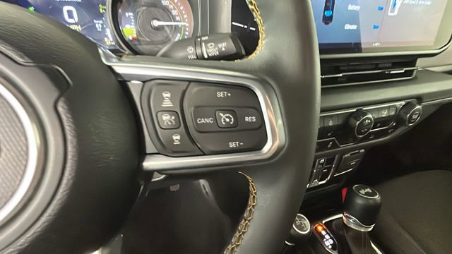 Used 2024 Jeep Wrangler Unlimited Sahara w/ Technology Group AWD/4WD image 16