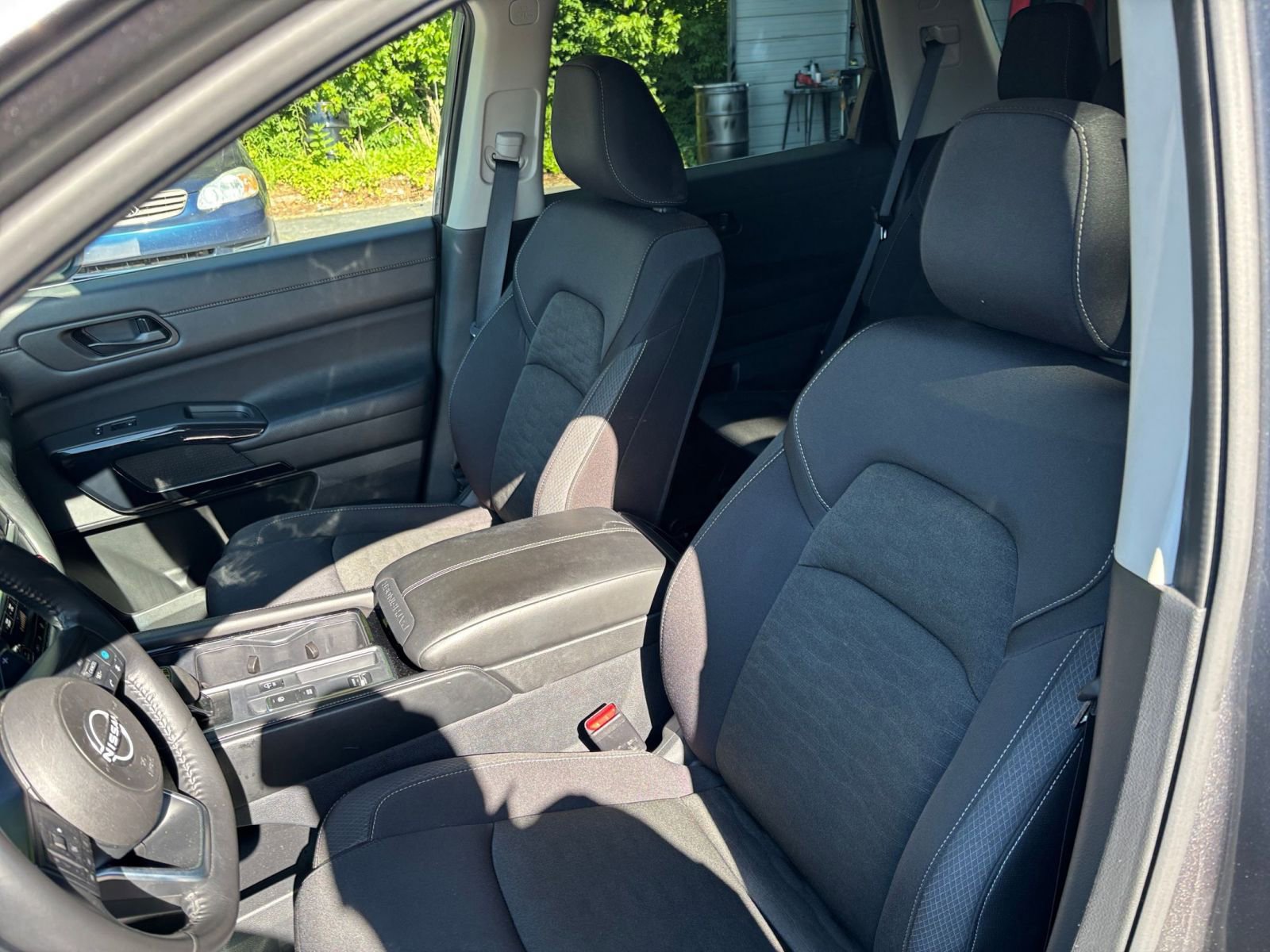 Used 2025 Nissan Pathfinder SV FWD image 25