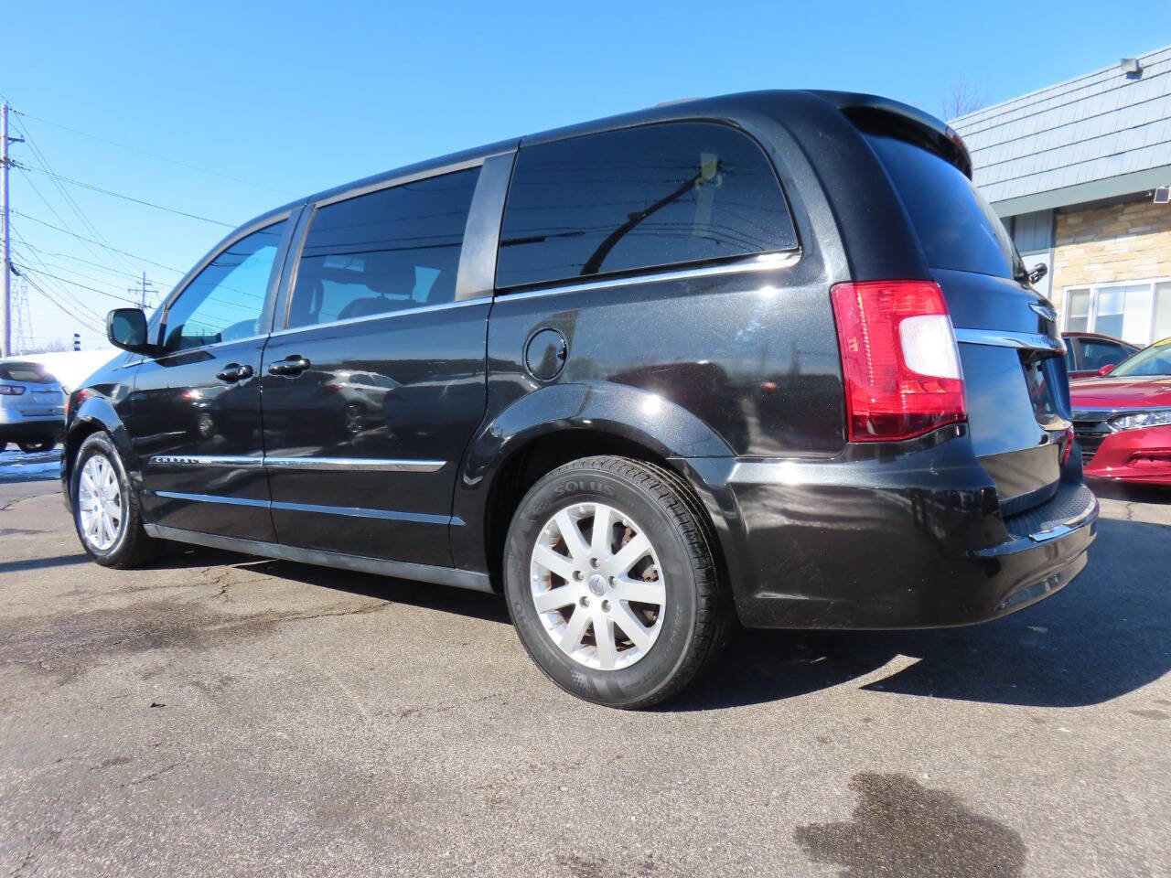 Used 2014 Chrysler Town & Country Touring FWD image 3