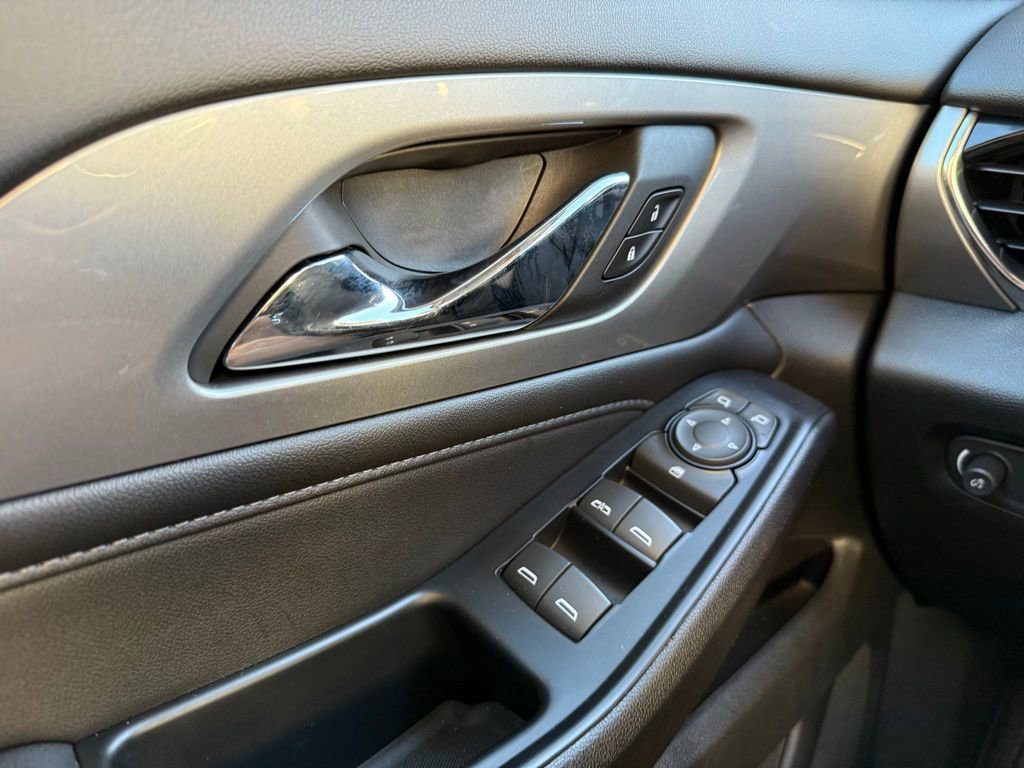 Used 2023 Chevrolet Traverse LT image 15